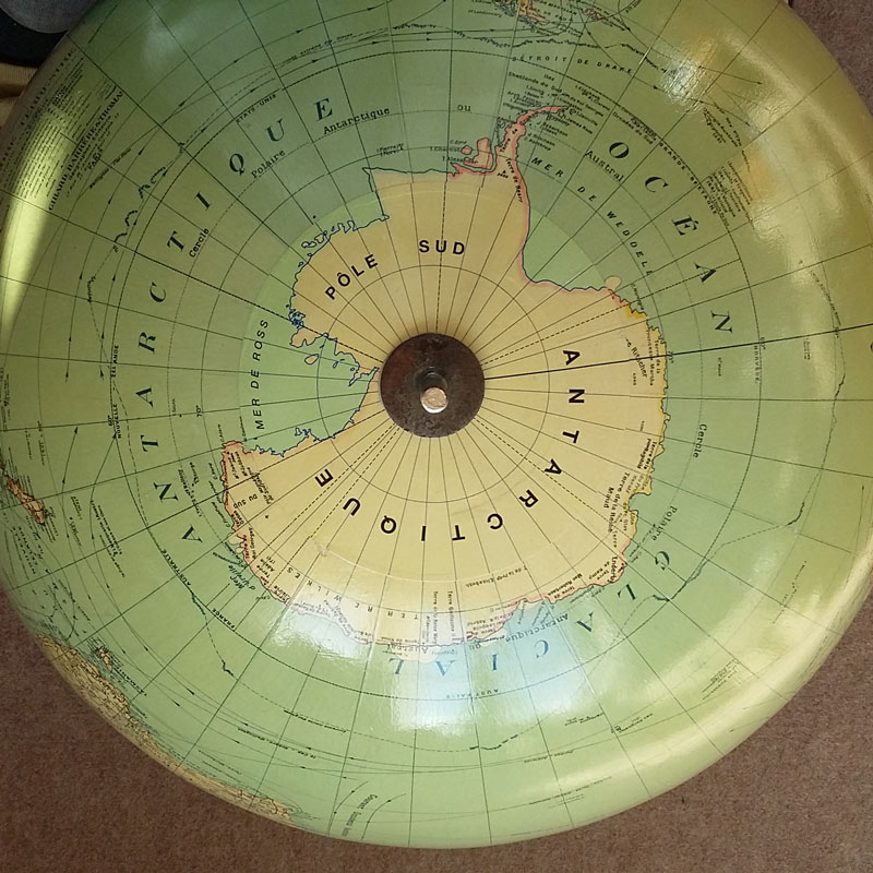 Reconstruction cartographique sur un globe en restauration.